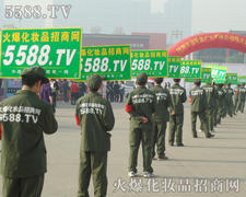 �𱬻��yƷ���̾W��һ�l��ݰ���ľGɫ�L��