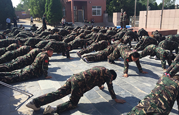 軍訓(xùn)現(xiàn)場(chǎng)，教官逐個(gè)檢查軍姿標(biāo)準(zhǔn)！