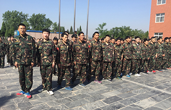 軍訓(xùn)現(xiàn)場(chǎng)，教官逐個(gè)檢查軍姿標(biāo)準(zhǔn)！
