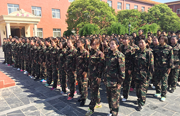 嚴(yán)明的紀(jì)律，嚴(yán)格的要求，造就自律的個(gè)人！