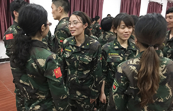 人生不易，要學(xué)會(huì)贊美他人！