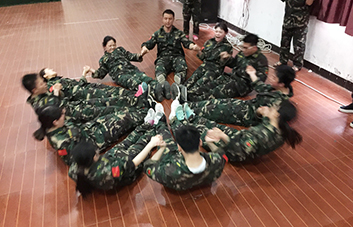 默契配合、高效協(xié)作，把不可能變?yōu)榭赡埽? />
            <p>默契配合、高效協(xié)作，把不可能變?yōu)榭赡埽?/p>
          </li>
          <li> <img src=